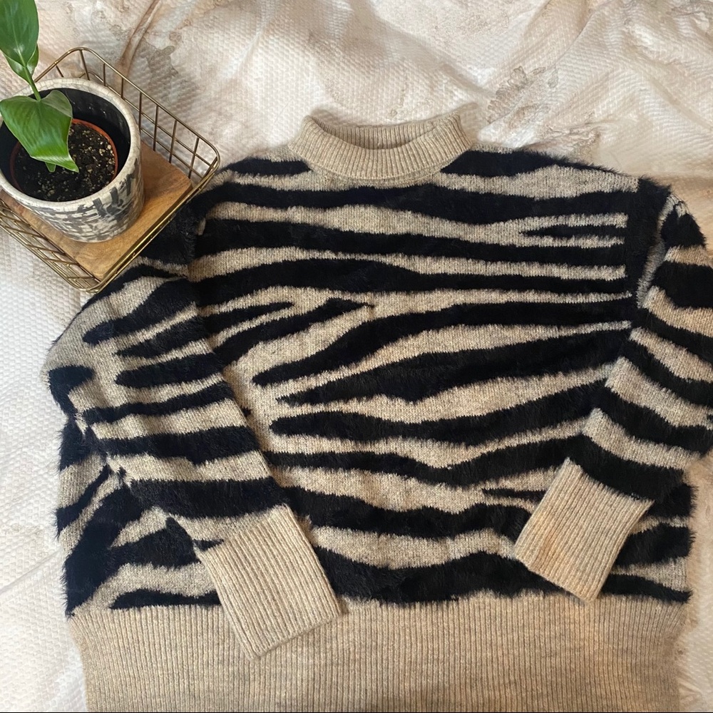 Long sleeve, short turtle knock sweater 💕